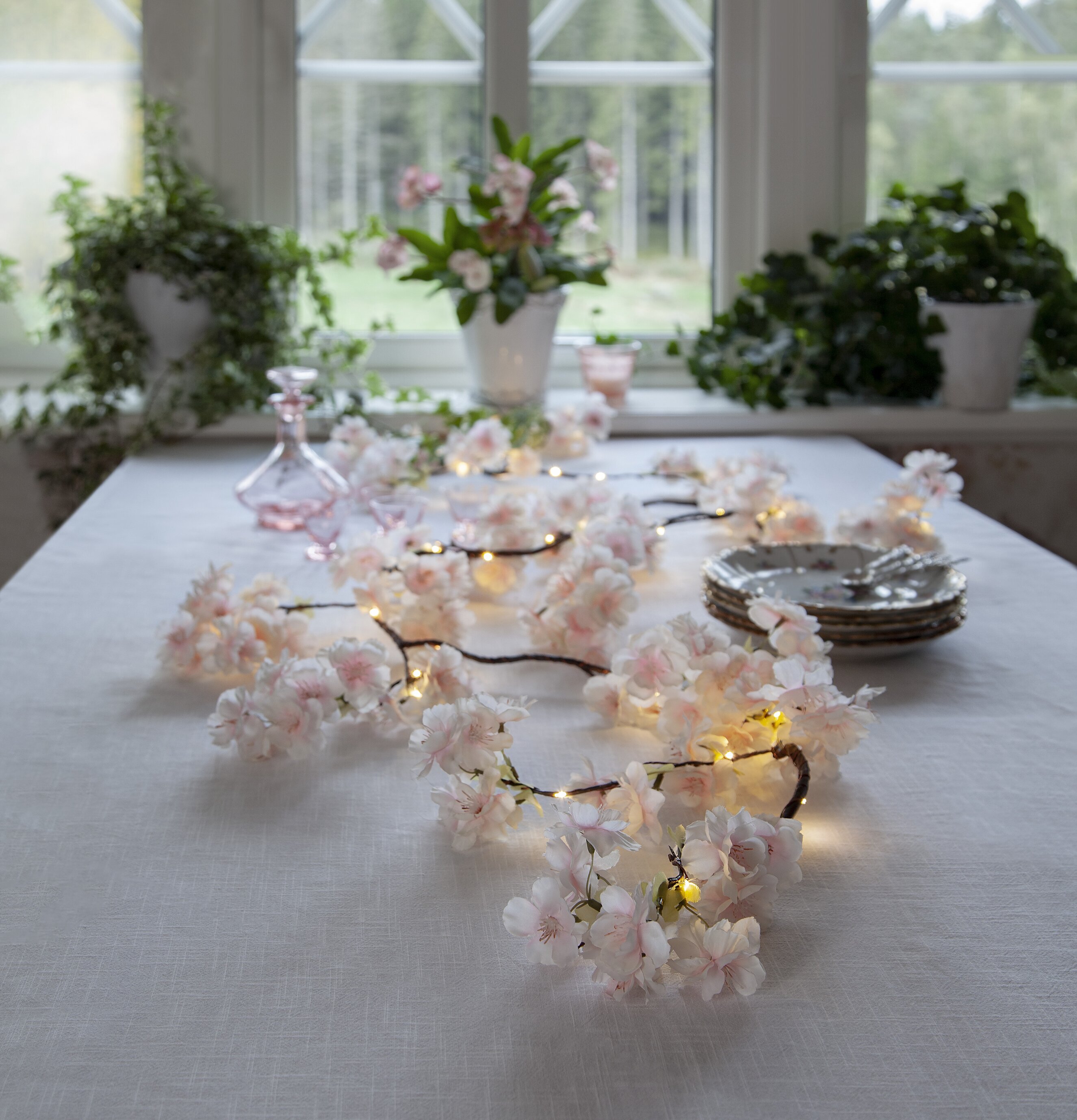 Girlang CherryFlower från Star Trading på ett dukat bord