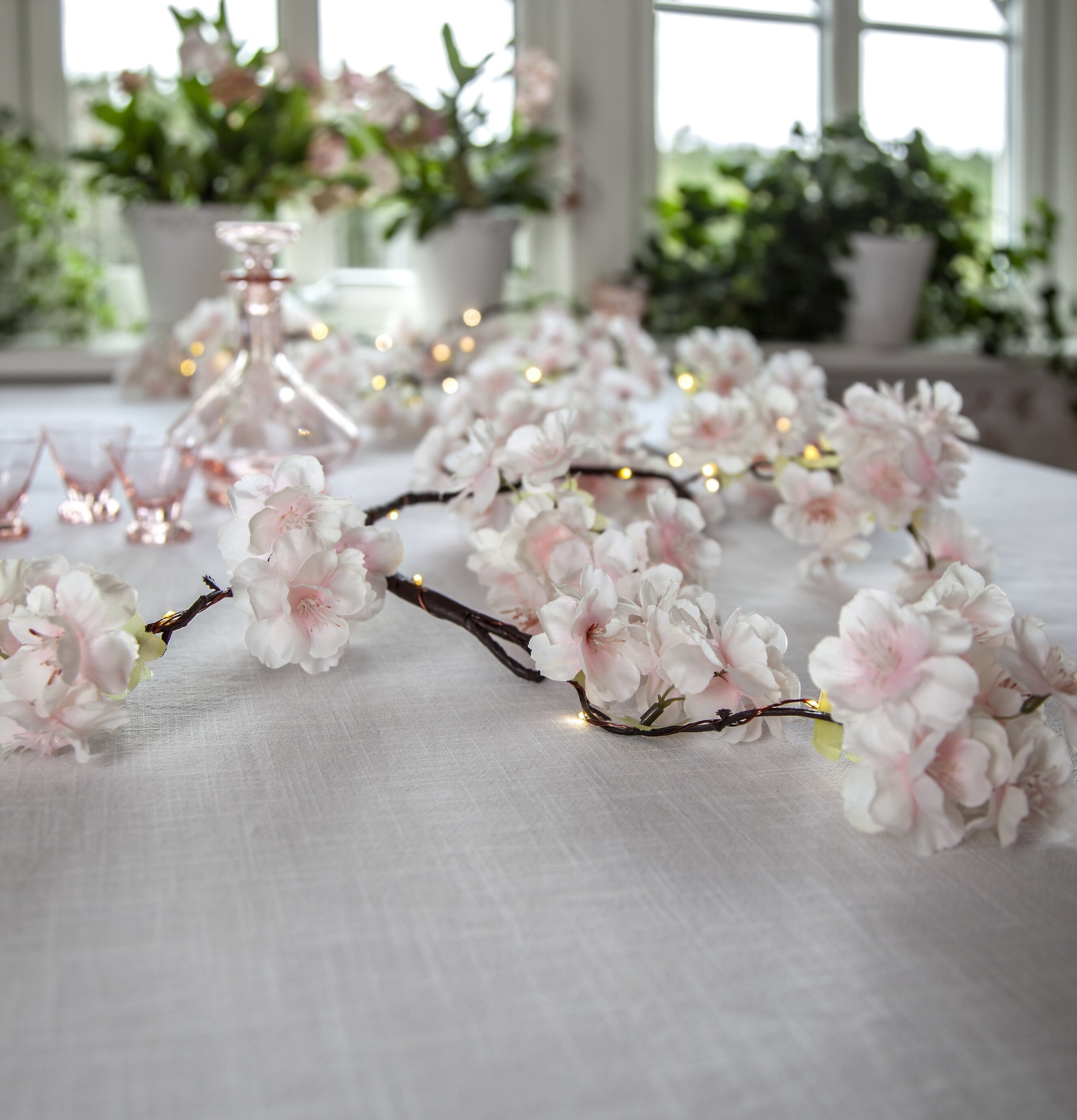 Girlang CherryFlower från Star Trading på ett dukat matbord