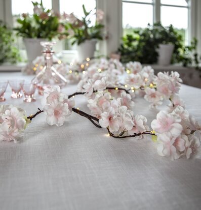 Girlang CherryFlower från Star Trading på ett dukat matbord