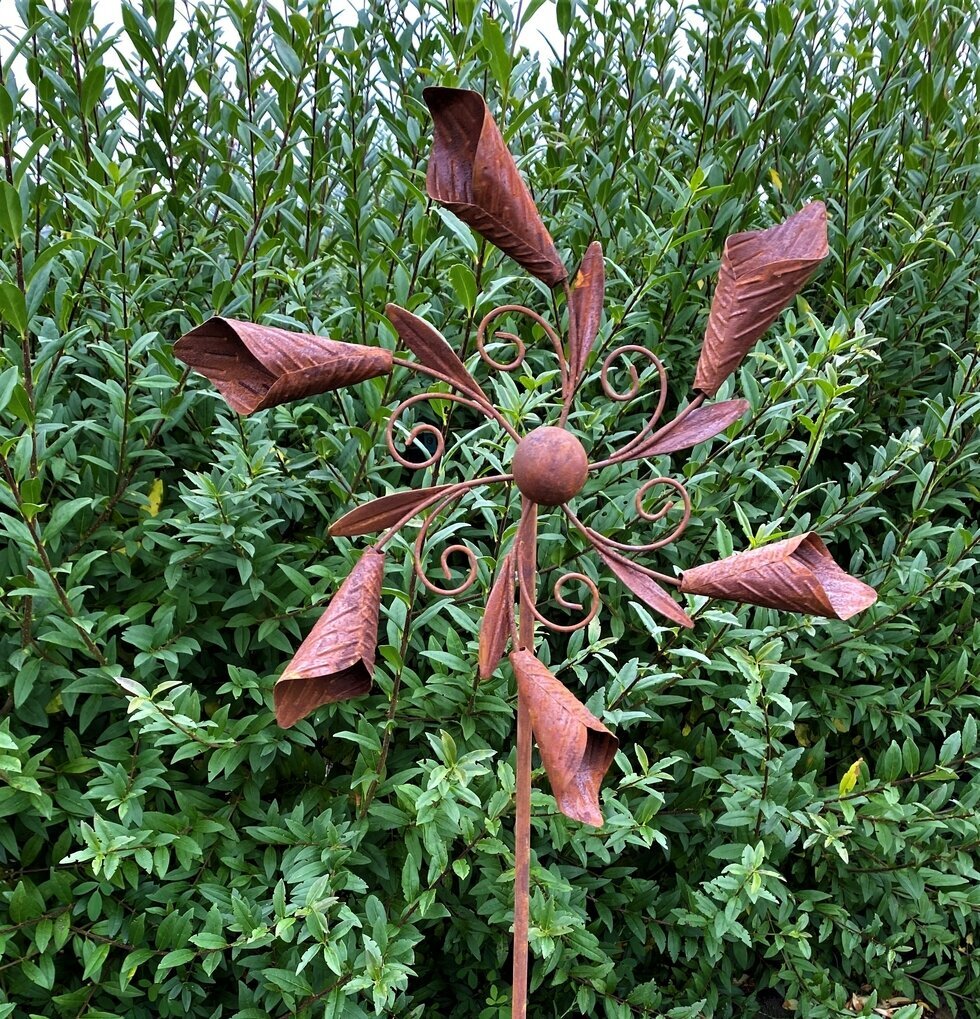 Vindsnurra Kalla Rost från Lind Decoration i lummig trädgård