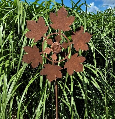 Vindsnurra Lönn Rost från Lind Decoration i trädgård