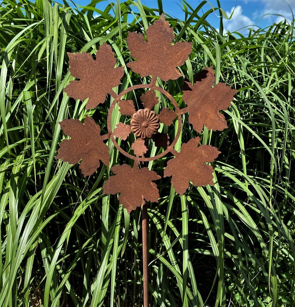 Vindsnurra Lönn Rost från Lind Decoration i trädgård