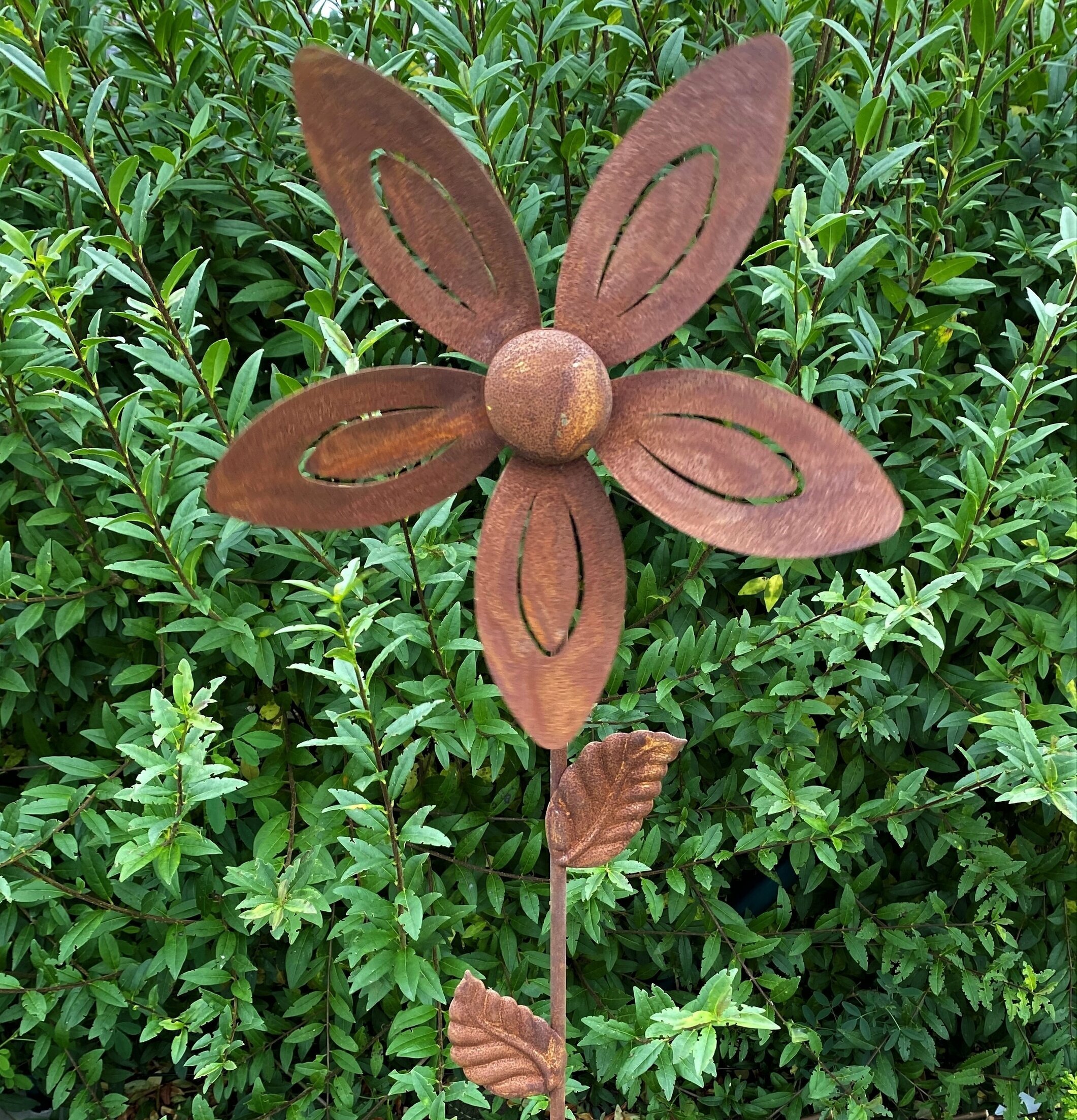 Vindsnurra Lotus Rost från Lind Decoration i trädgård