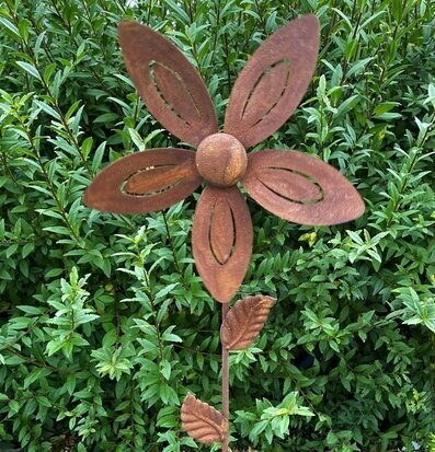 Vindsnurra Lotus Rost från Lind Decoration i trädgård