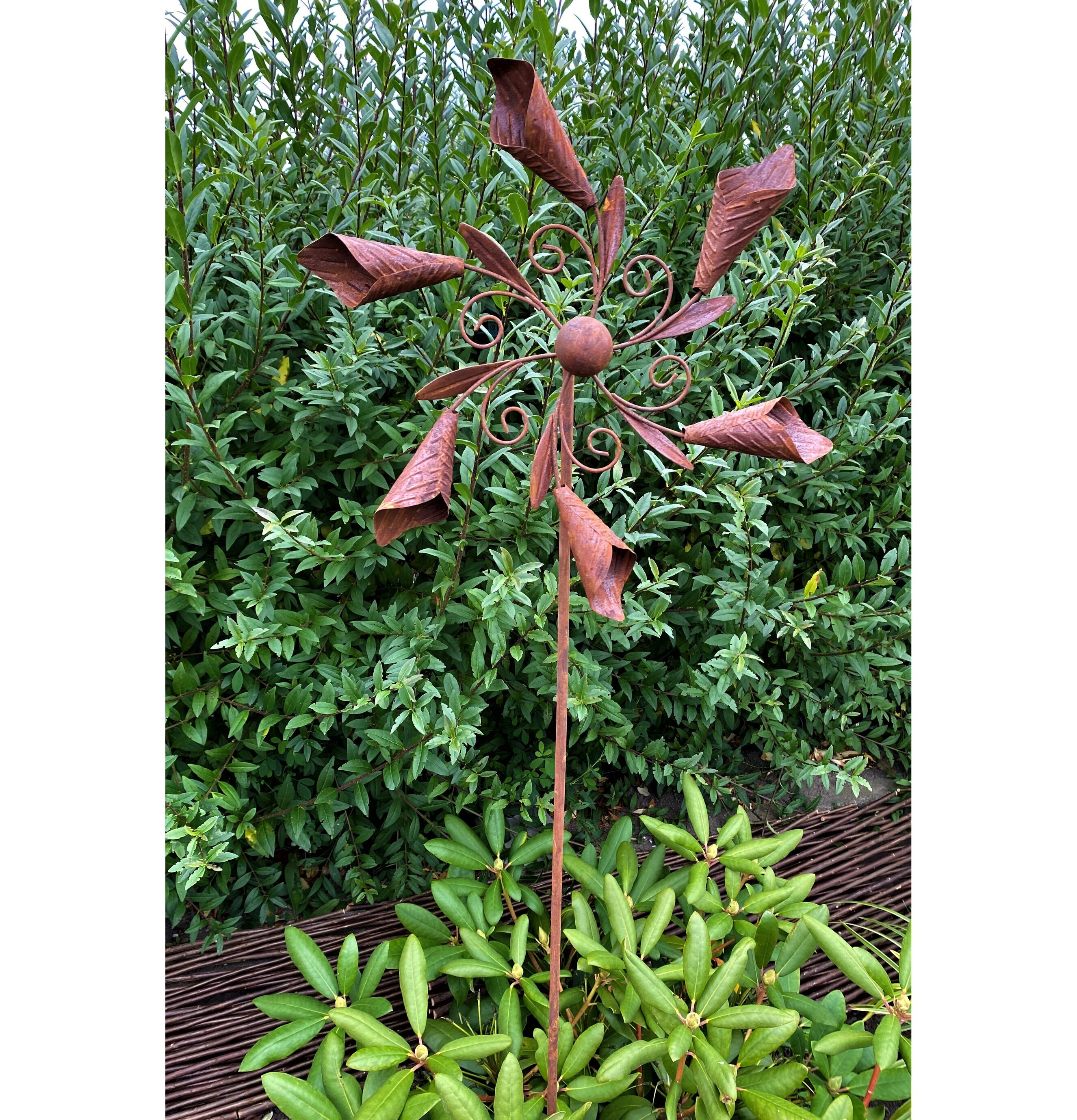 Vindsnurra Kalla Rost från Lind Decoration i grön trädgård