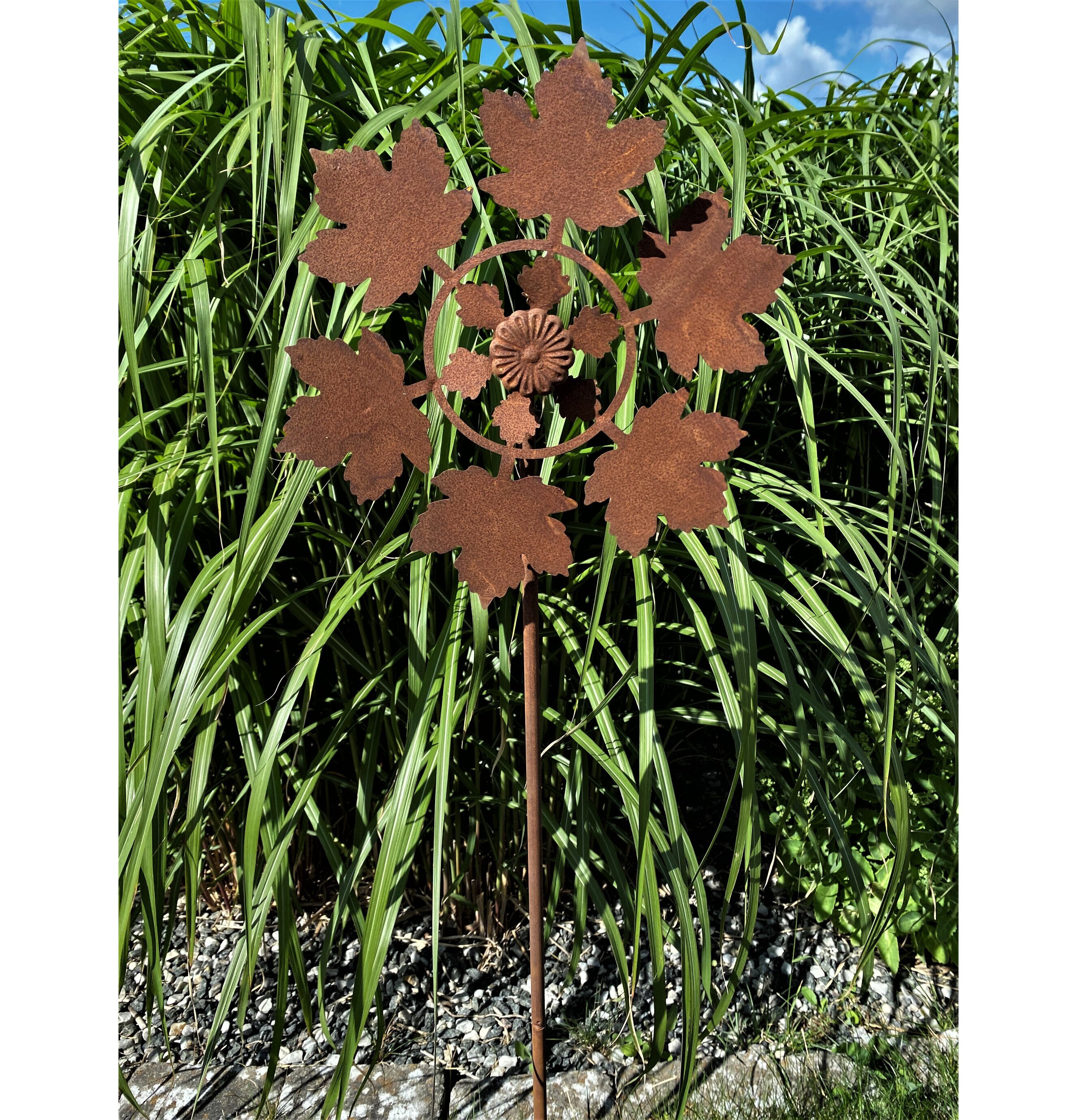 Vindsnurra Lönn Rost från Lind Decoration i trädgårdsmiljö