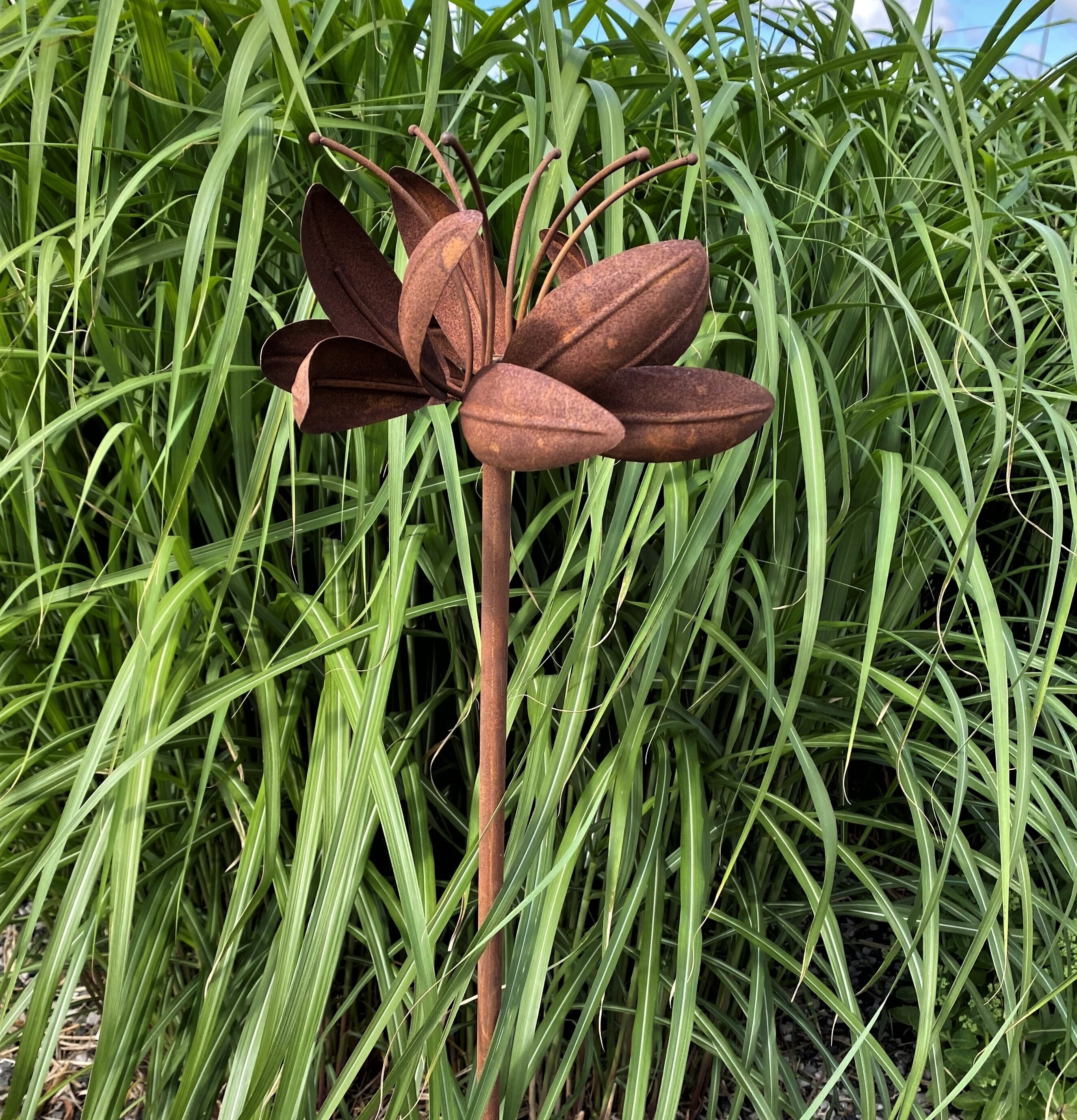 Vindsnurra Iris Rost från Lind Decoration i en trädgård