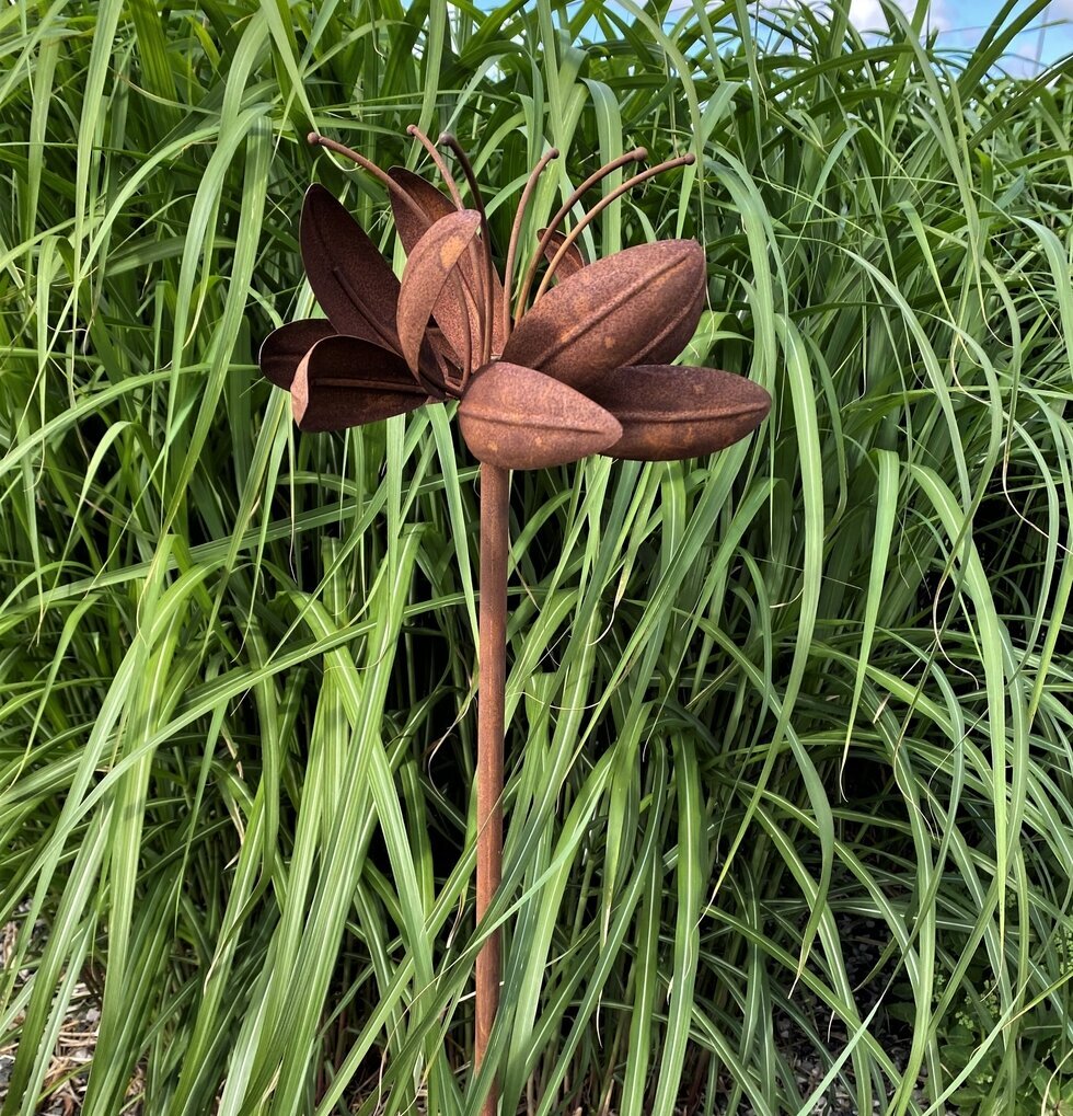 Vindsnurra Iris Rost från Lind Decoration i en trädgård