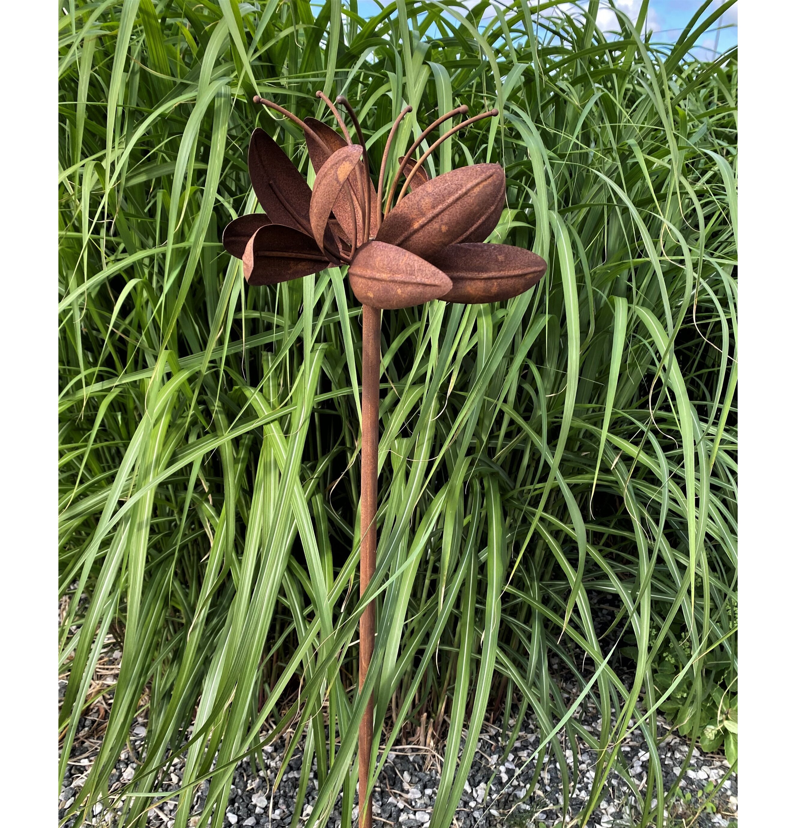 Vindsnurra Iris Rost från Lind Decoration i trädgårdsmiljö