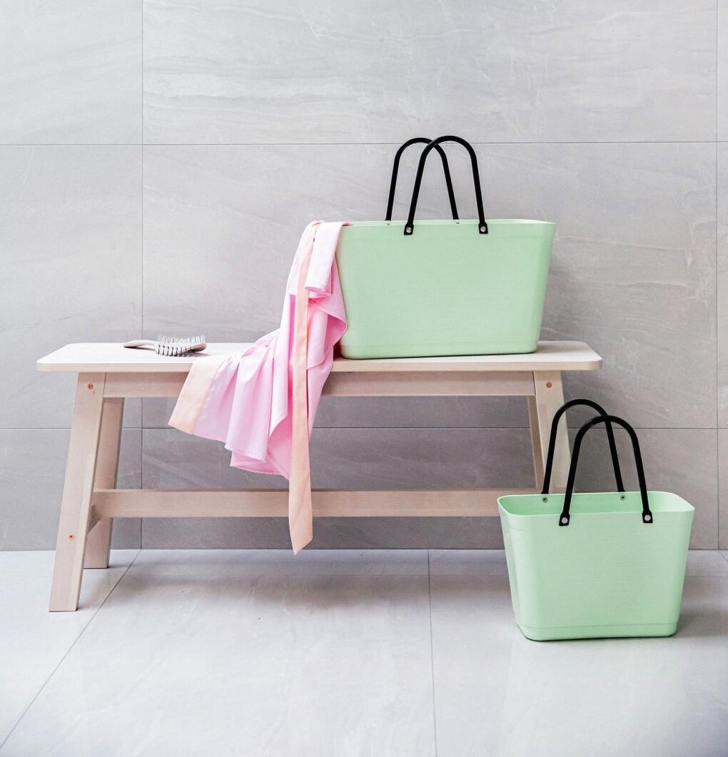 Väska Hinza Ljusgrön - Green Plastic från Hinza på bänk