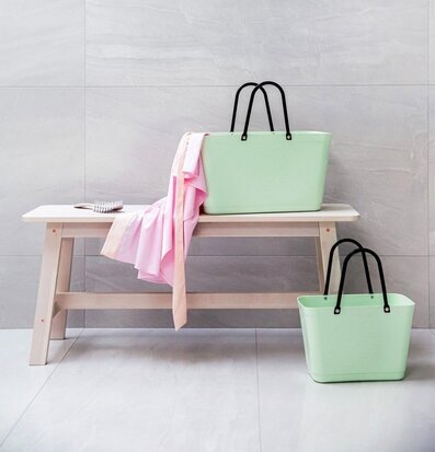 Väska Hinza Ljusgrön - Green Plastic från Hinza på bänk