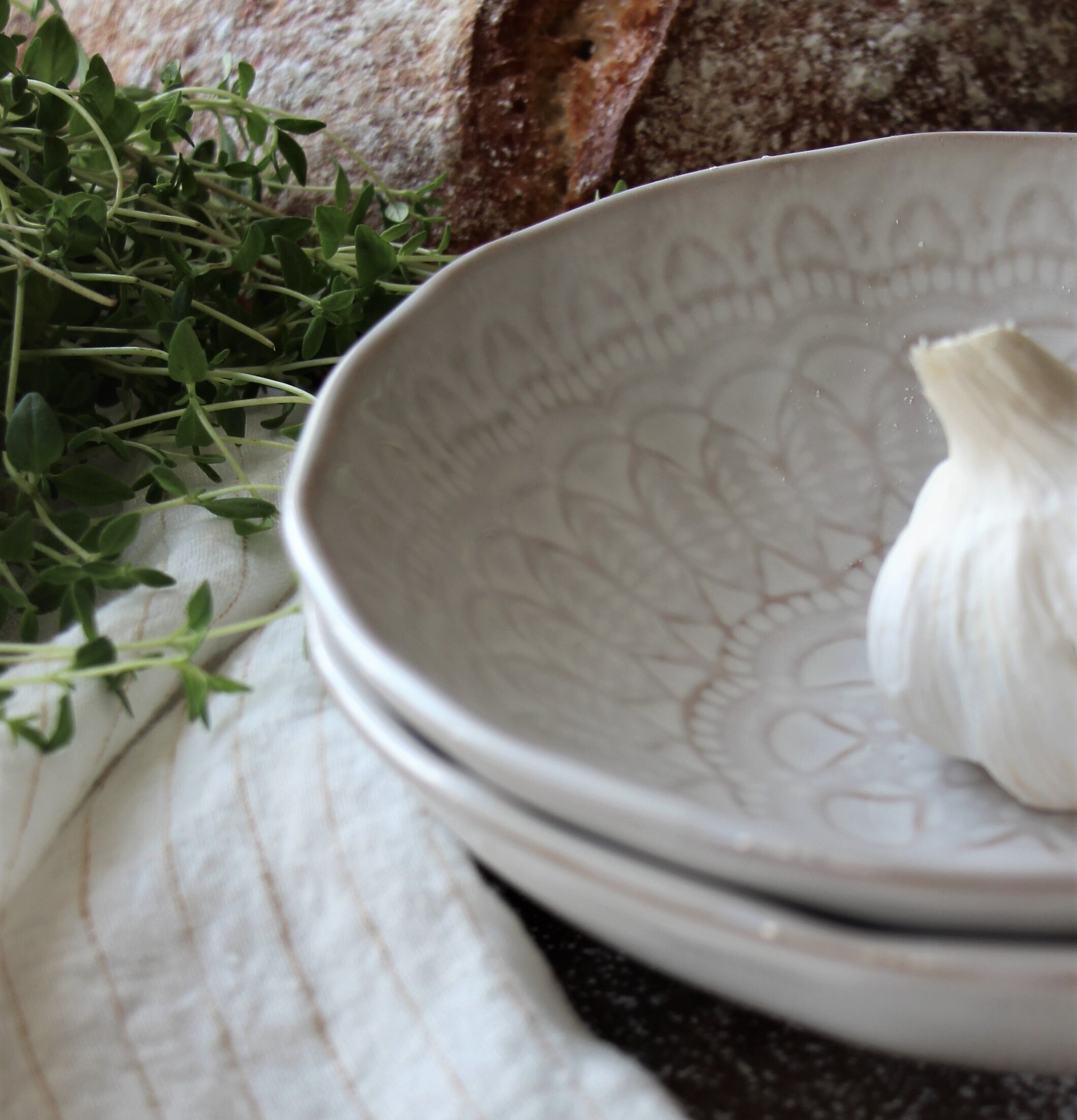 Skål Happiness från Majas Cottage i rustik köksmiljö