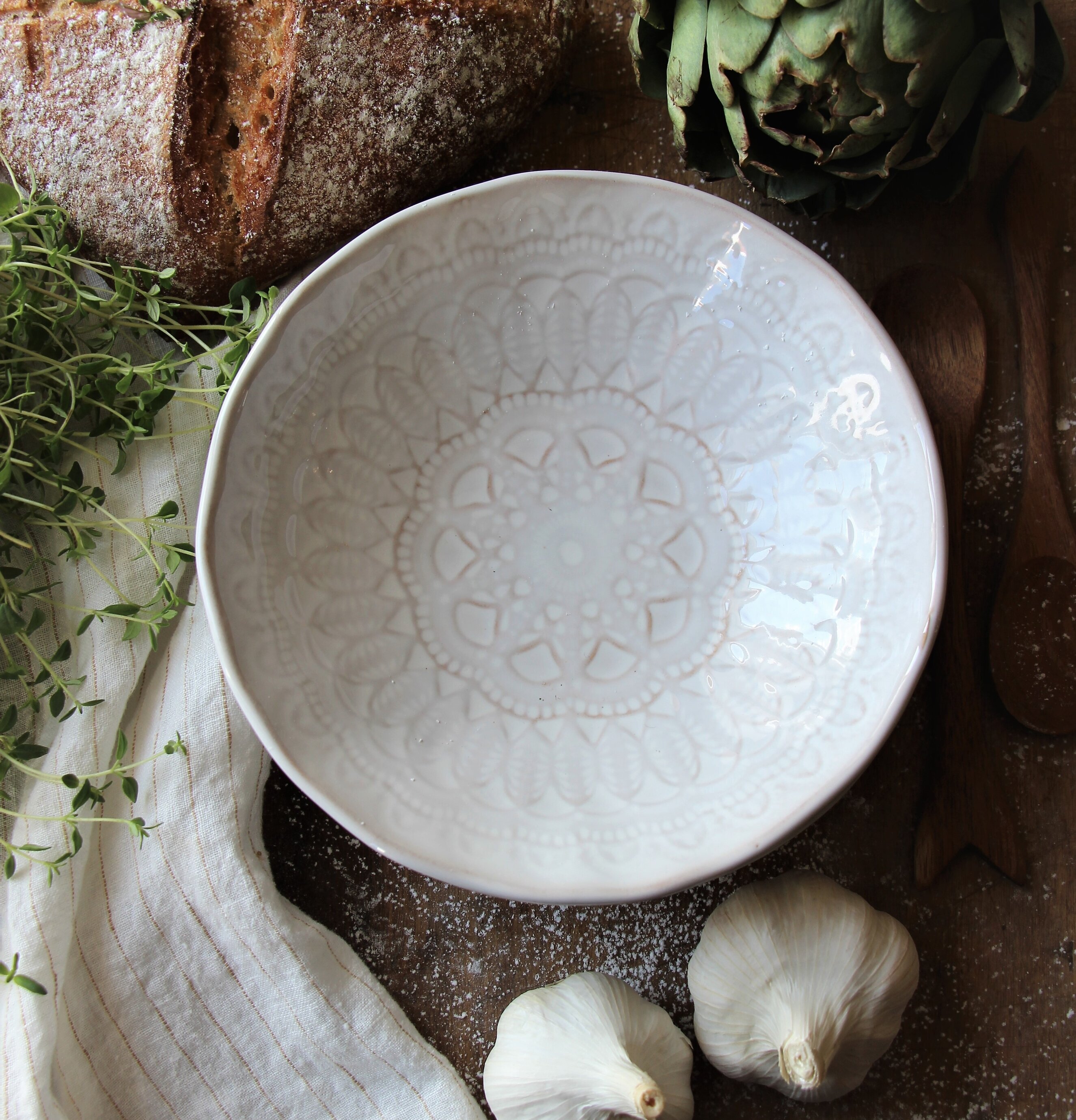 Skål Happiness från Majas Cottage på rustik träyta med bröd