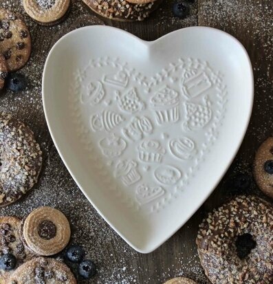 Kärlek & Fika Hjärtfat Vit från Majas Cottage med bakverk