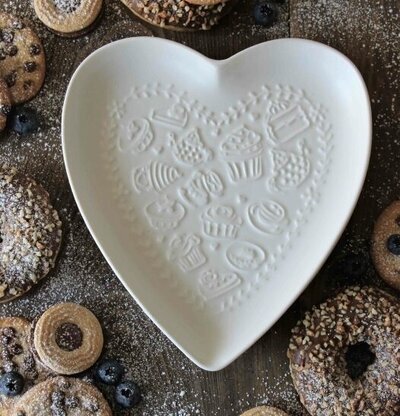 Kärlek & Fika Hjärtfat Vit från Majas Cottage med bakverk