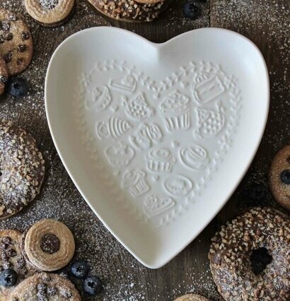 Kärlek & Fika Hjärtfat Vit från Majas Cottage med bakverk