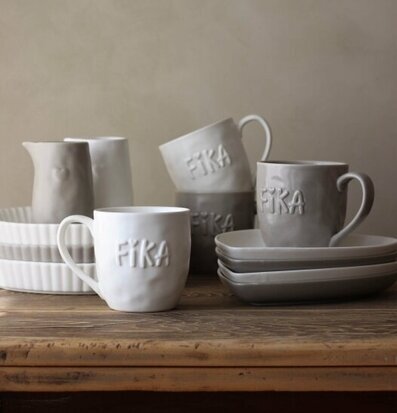 Kärlek & Fika Hjärtfat Vit från Majas Cottage på träbord