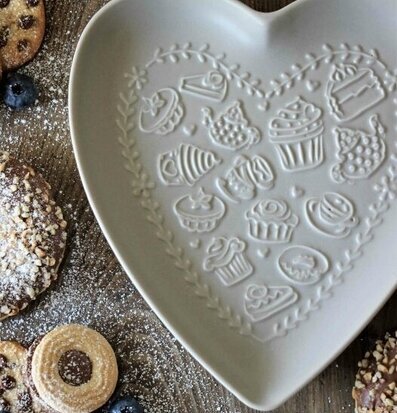 Kärlek & Fika Hjärtfat Taupe från Majas Cottage med småkakor