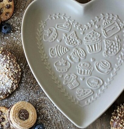 Kärlek & Fika Hjärtfat Taupe från Majas Cottage med småkakor