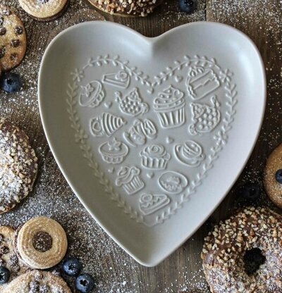 Kärlek & Fika Hjärtfat Taupe från Majas Cottage på träbord