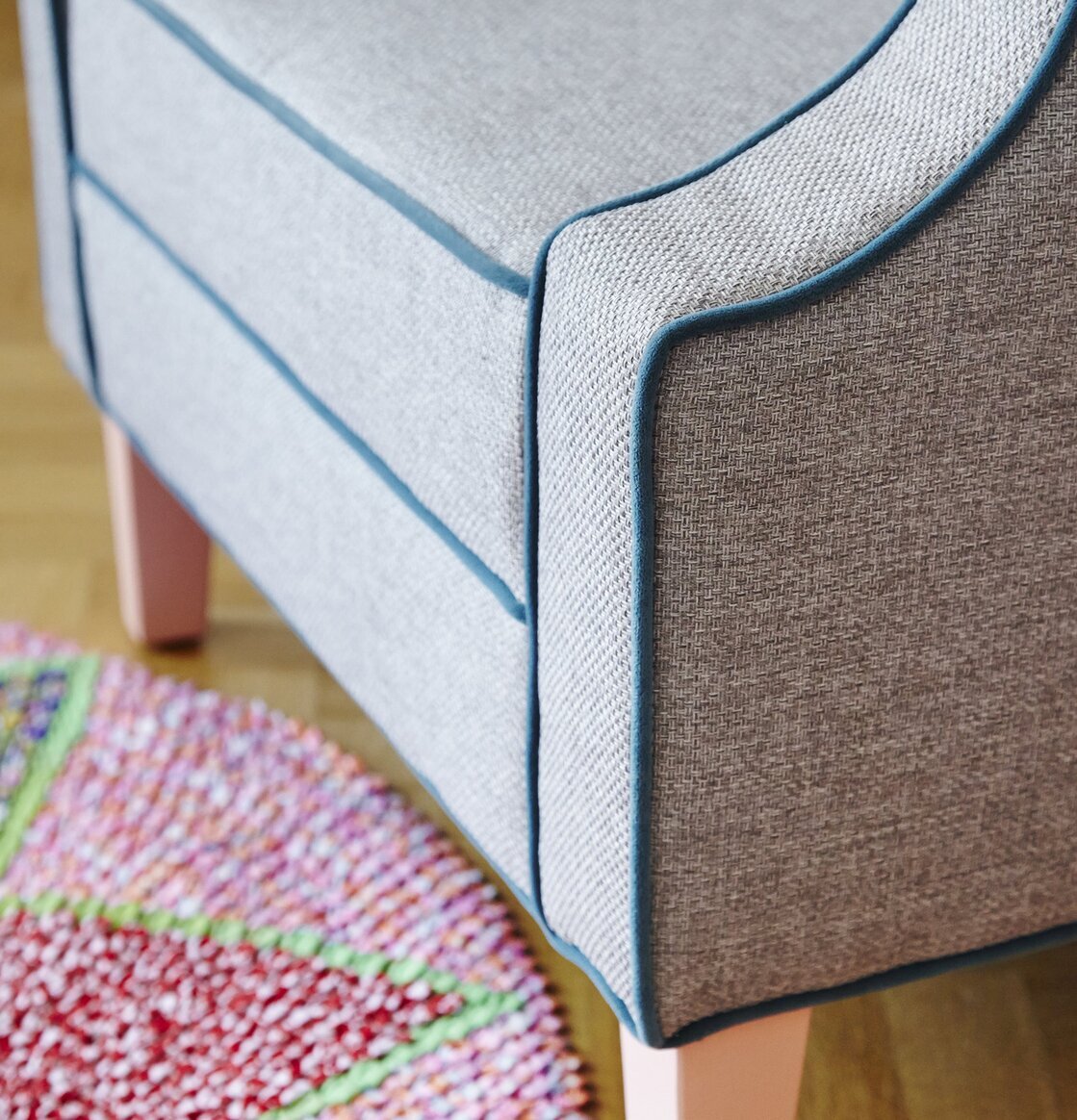 Chair Cream With Petrol Piping från Rice på ljust trägolv