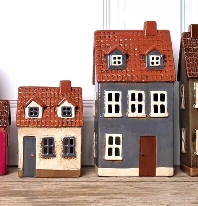 Bild av dekorativa ljuslyktor i form av små hus