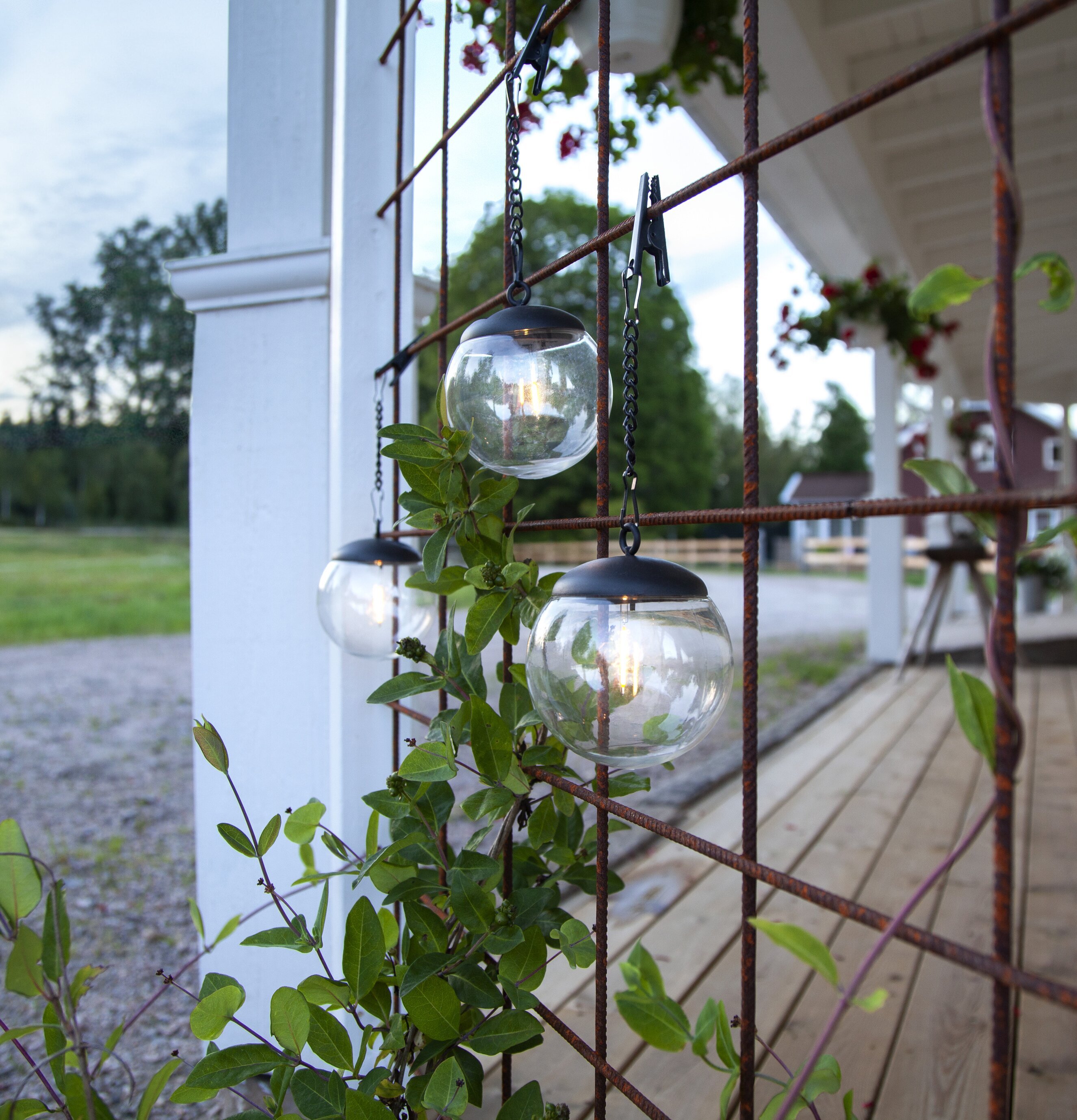 Solcellsdekoration Globe från Star Trading i trädgårdsmiljö