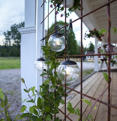 Solcellsdekoration Globe från Star Trading i trädgårdsmiljö