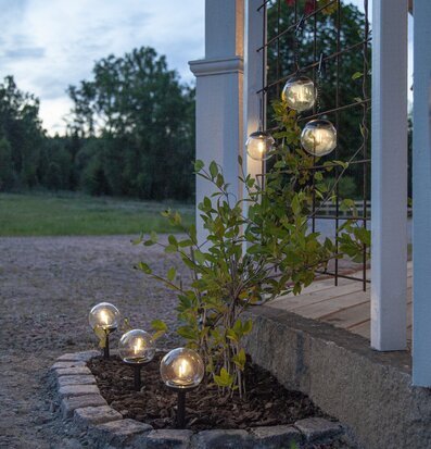 Solcellsdekoration Globe från Star Trading i trädgårdsmiljö