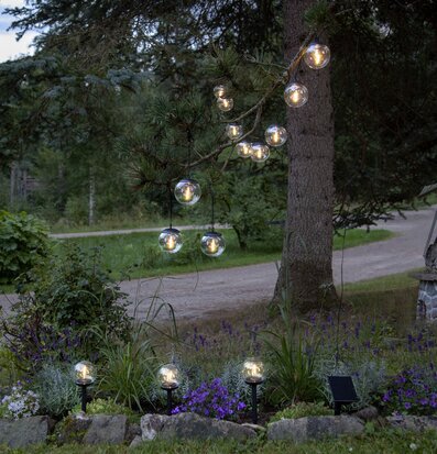 Solcellsdekoration Globe från Star Trading i trädgård