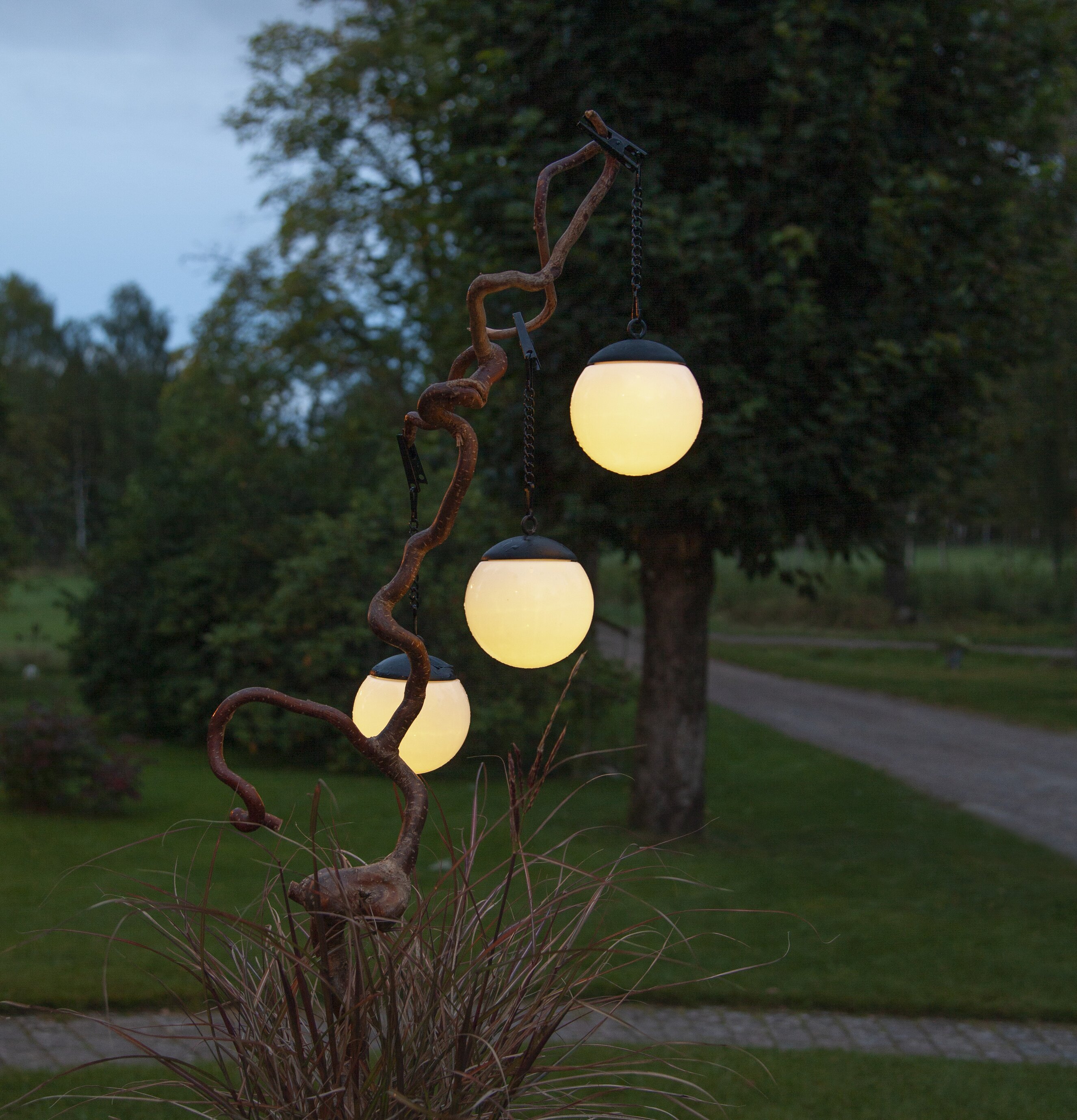 Solcellsdekoration Globus från Star Trading i trädgård