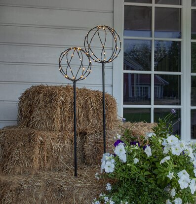 Utomhusdekoration Sphere från Star Trading i lantlig miljö