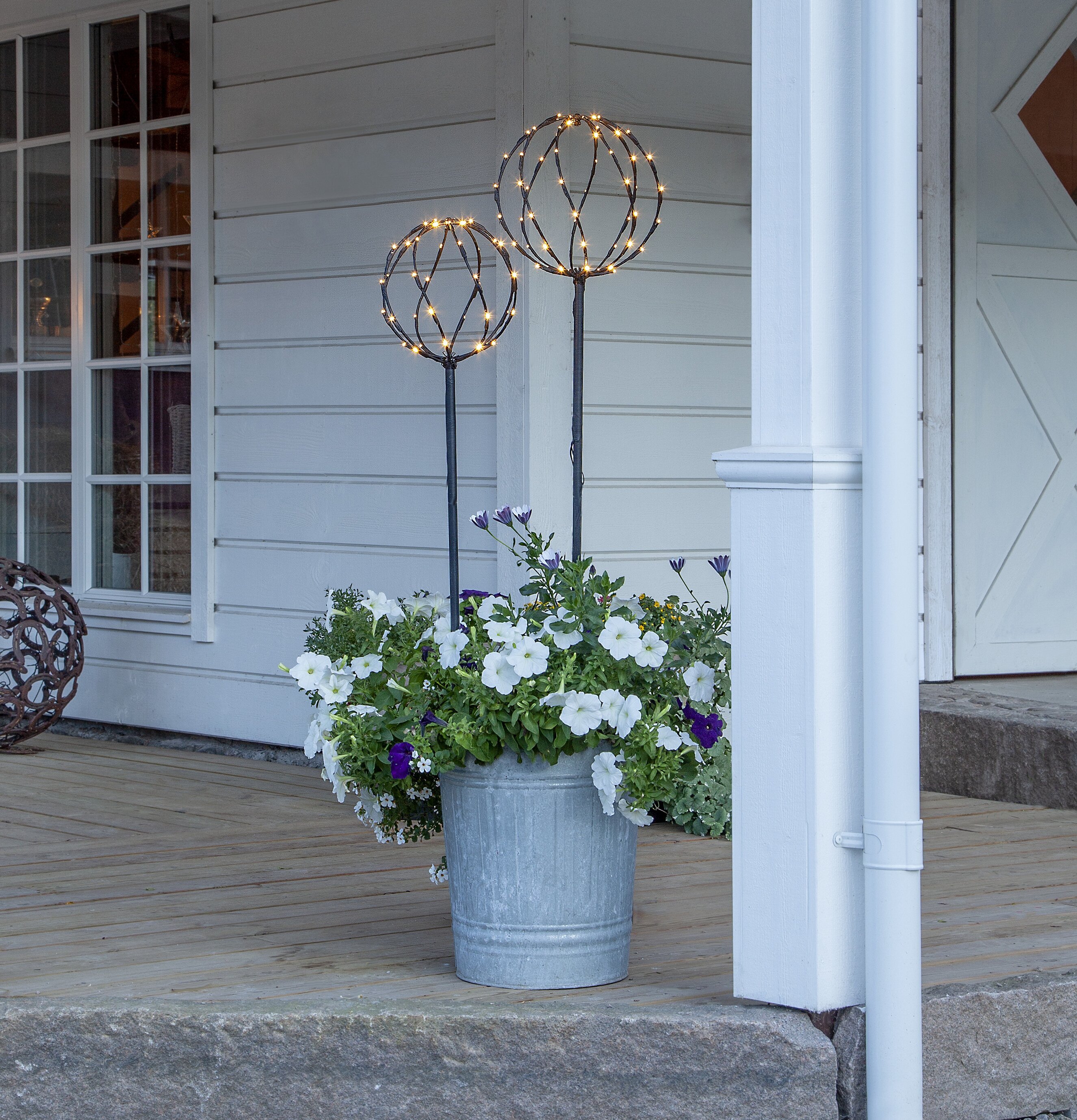 Utomhusdekoration Sphere från Star Trading i blomkruka