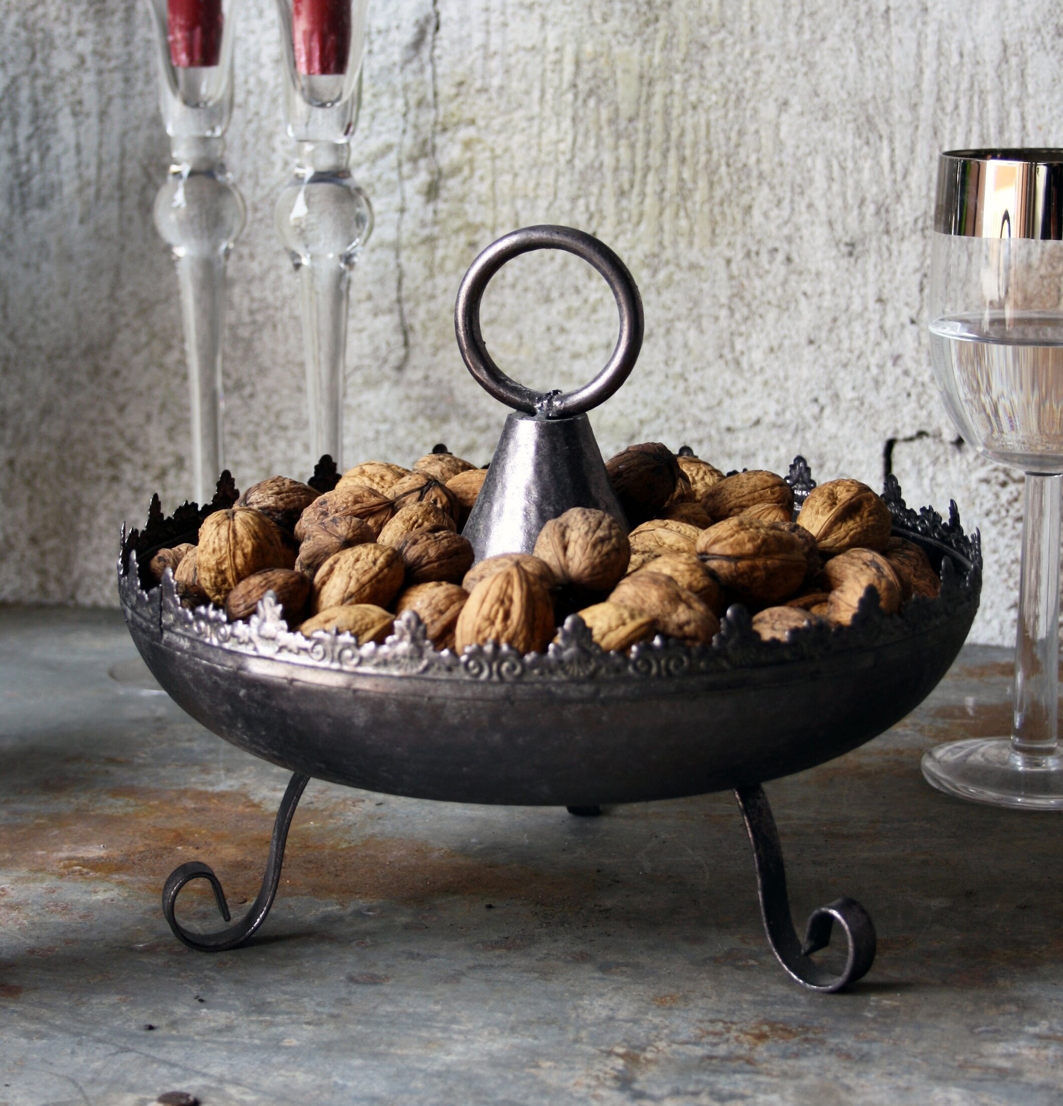 Fat Med Handtag Antikgrå/Silver från Västanvinden på bord