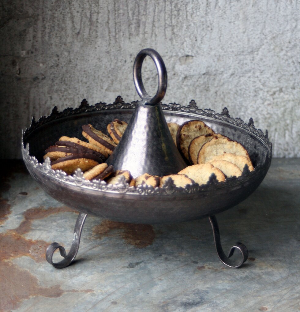 Fat Med Handtag Antikgrå/Silver från Västanvinden med kakor