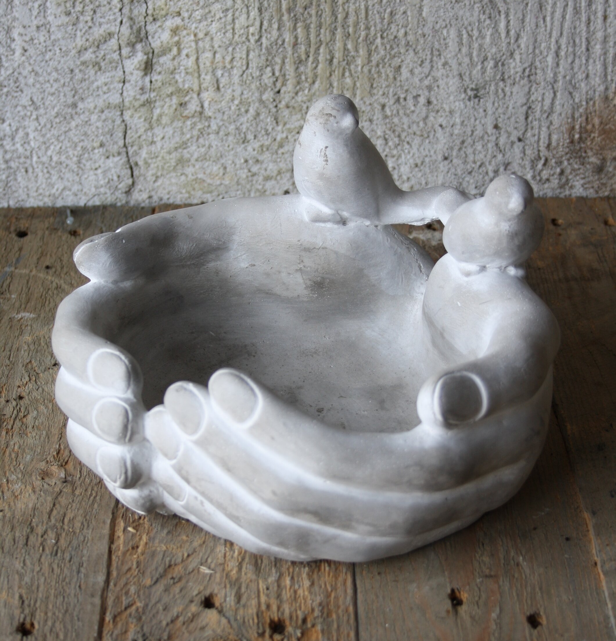 Fågelbad Händer Cement från Västanvinden i rustik miljö