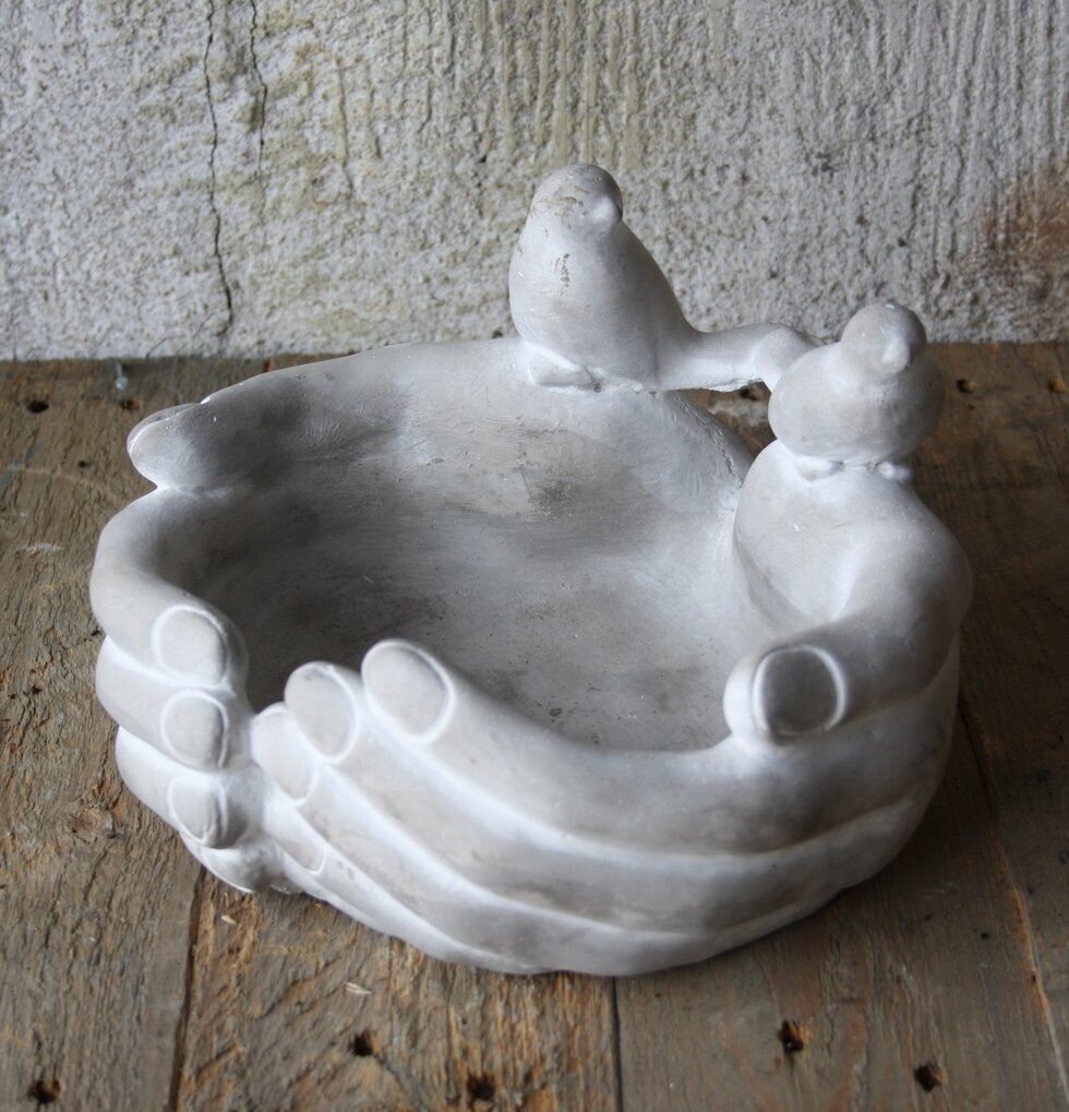 Fågelbad Händer Cement från Västanvinden i rustik miljö