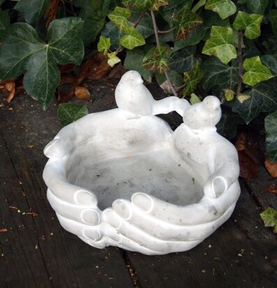 Fågelbad Händer Cement från Västanvinden i grön trädgård