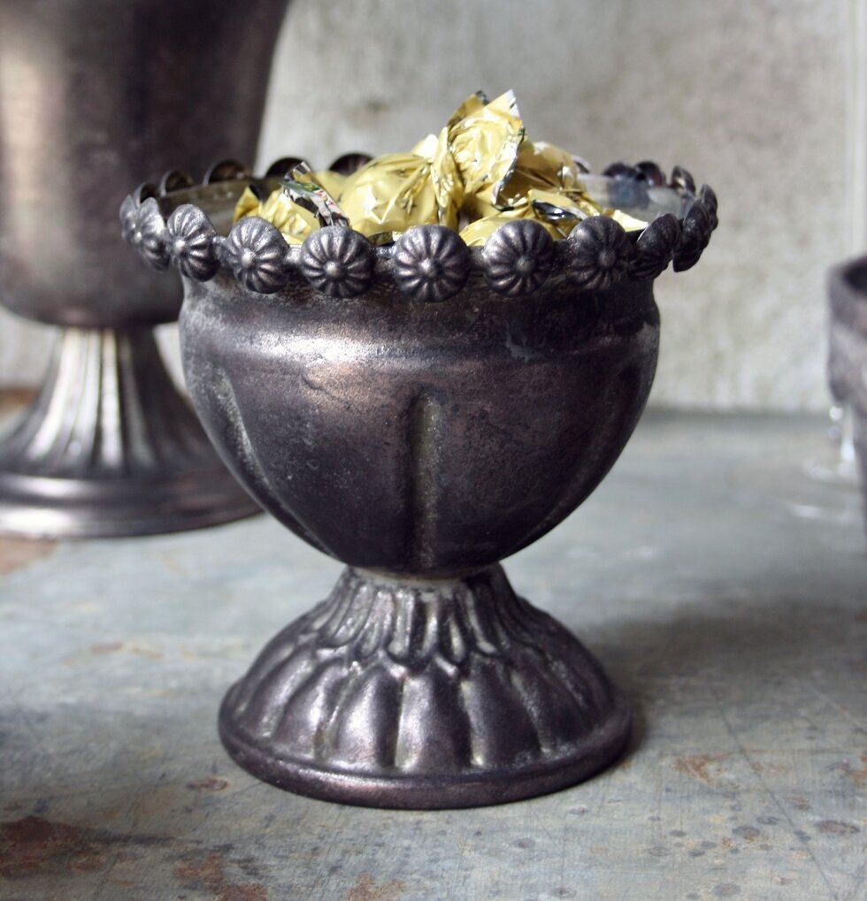 Skål Fot Pokal Antikgrå/Silver från Västanvinden med godis