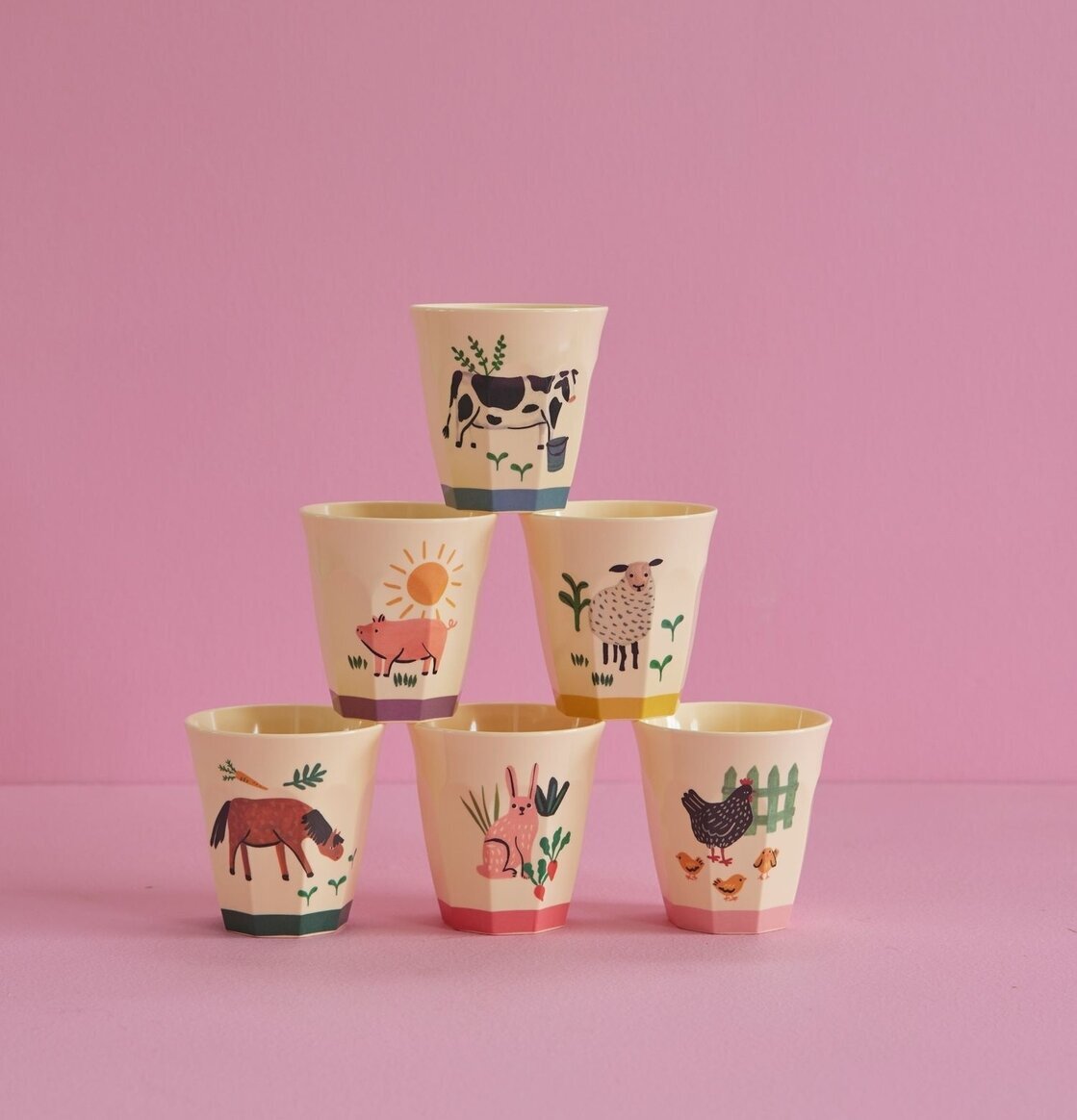 Muggar Medium 6-Pack - Farm Prints från Rice mot rosa vägg