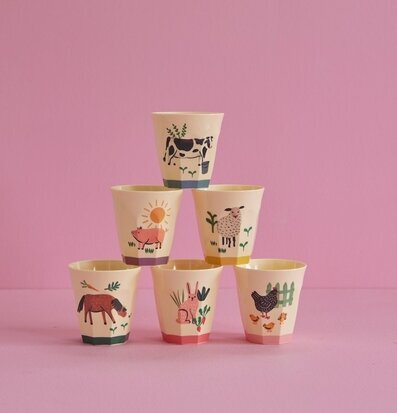 Bild av sex färgglada lantliga djurmönstrade muggar