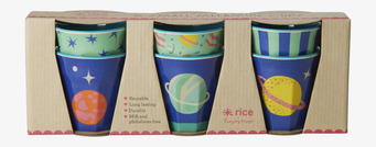 Bild av färgglada, kosmiska muggar i kartongförpackning