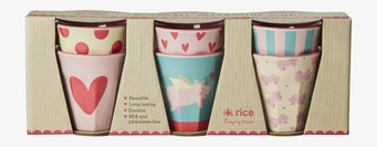 Foto av färgglada, lekfulla små muggar i melamin