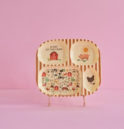 Barntallrik 4-Fack Farm Print från Rice med lantbrukstema