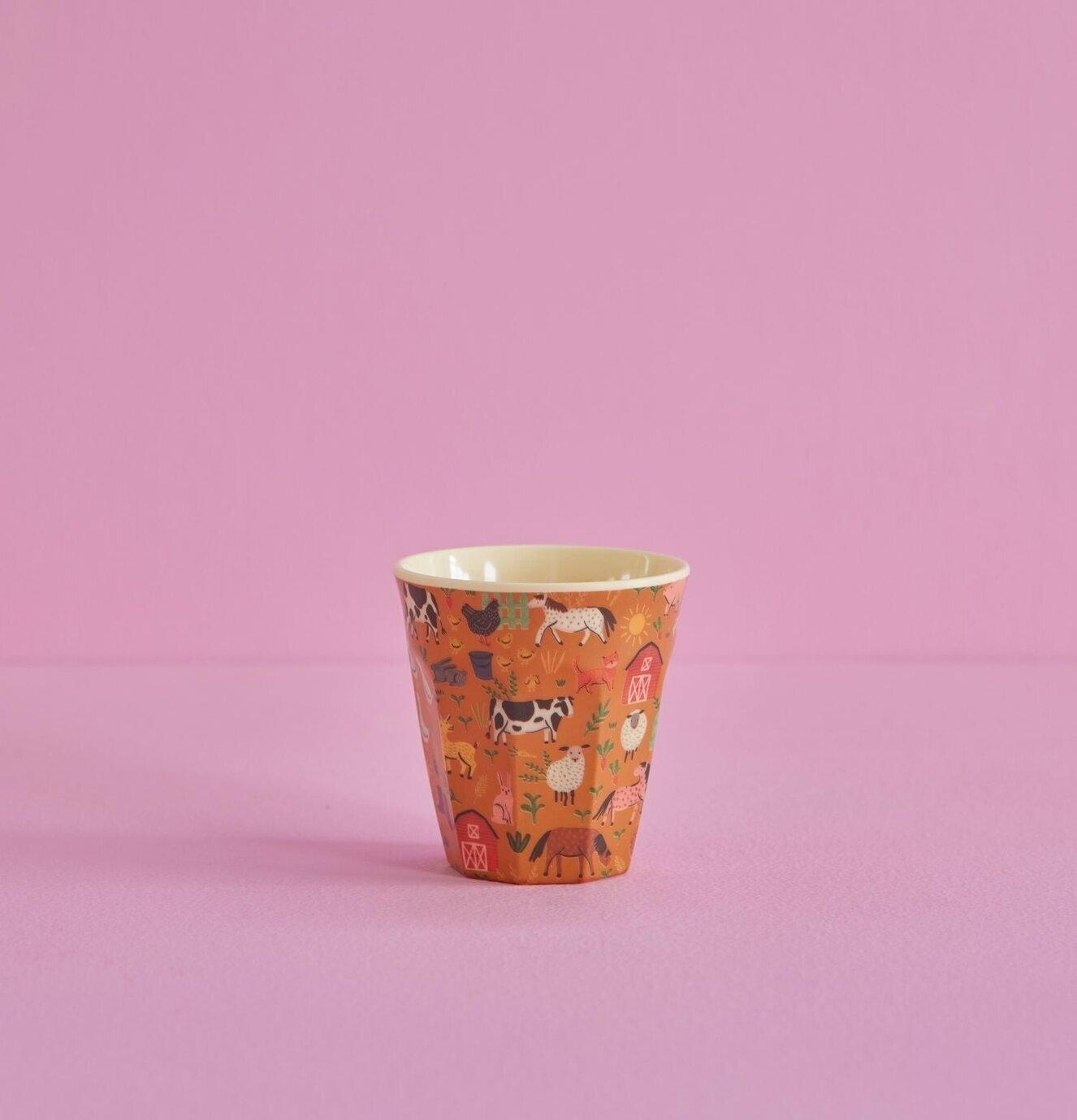 Melaminmugg Farm Print från Rice med lantgårdsmotiv