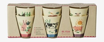 Bild av sex lekfulla lantliga muggar i brun kartong