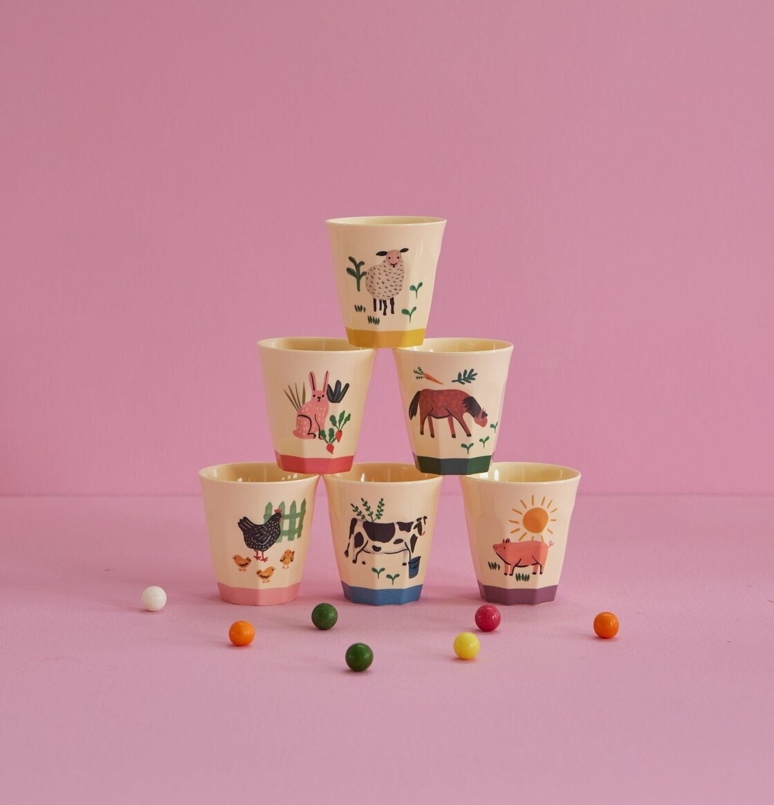 Foto av charmiga små muggar med bondgårdsmotiv