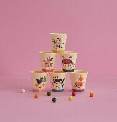 Foto av charmiga små muggar med bondgårdsmotiv