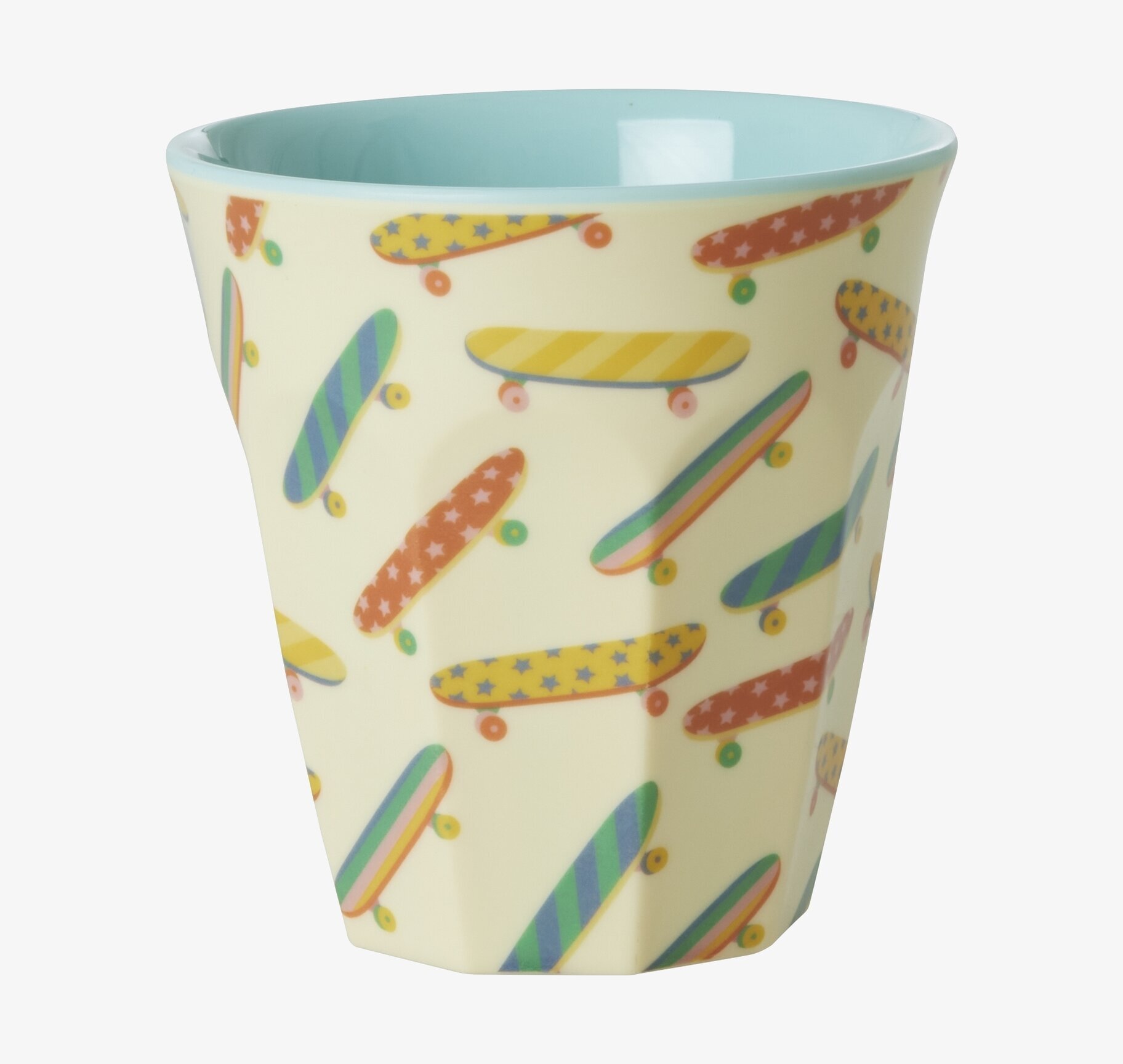 Foto av lekfull mugg med färgglada skateboardmotiv