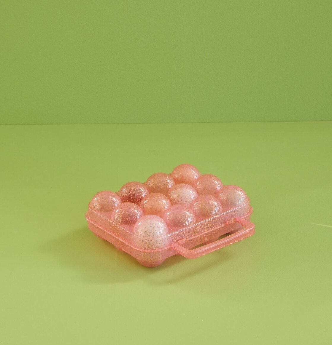 Äggbox Glitter In Pink från Rice på ljusgrön bakgrund